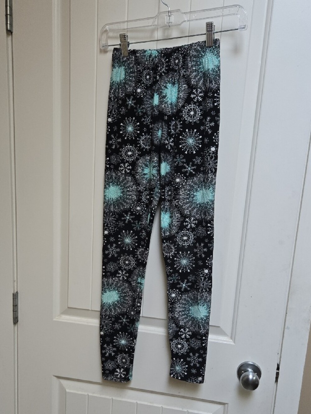 Just Cozy Girls Black and Teal Snowflake Print Leggings XS/S